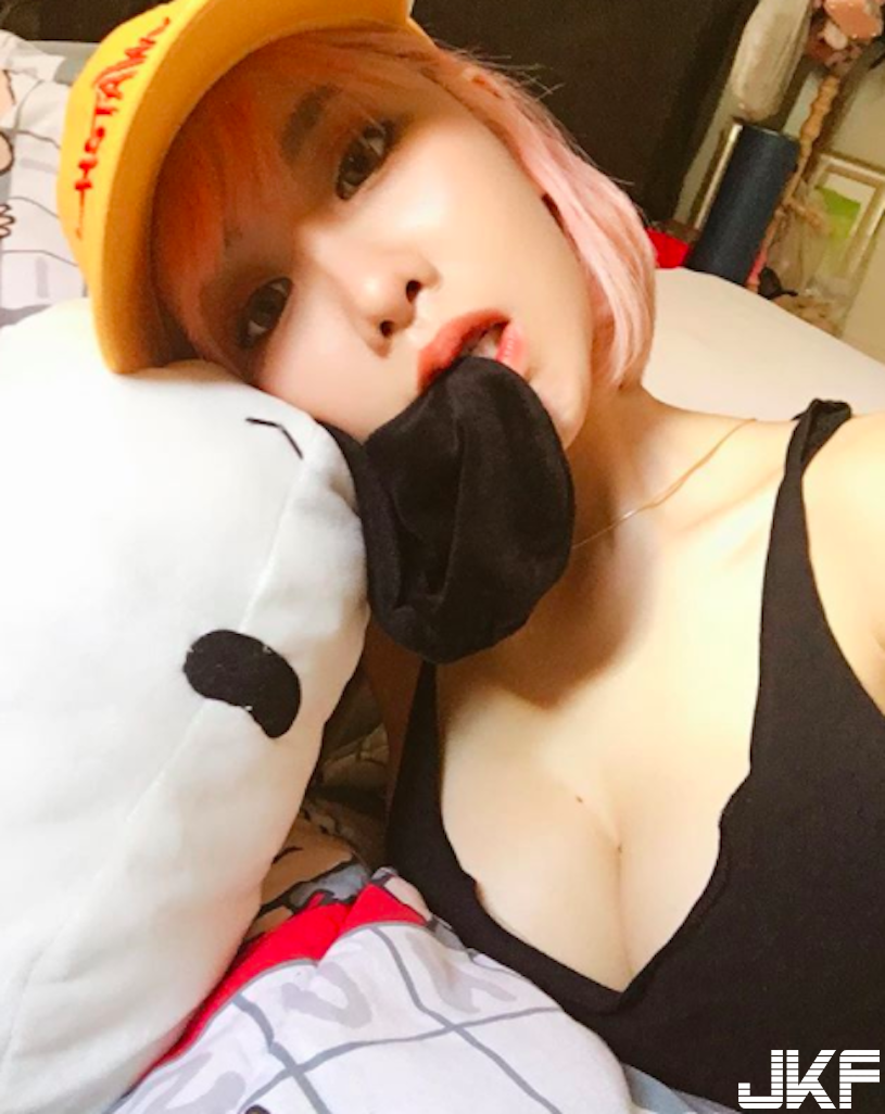 太驚人！正妹「木瓜奶豪乳」果實太過豐碩，突破「透明小肚兜」直接掉出來啦！