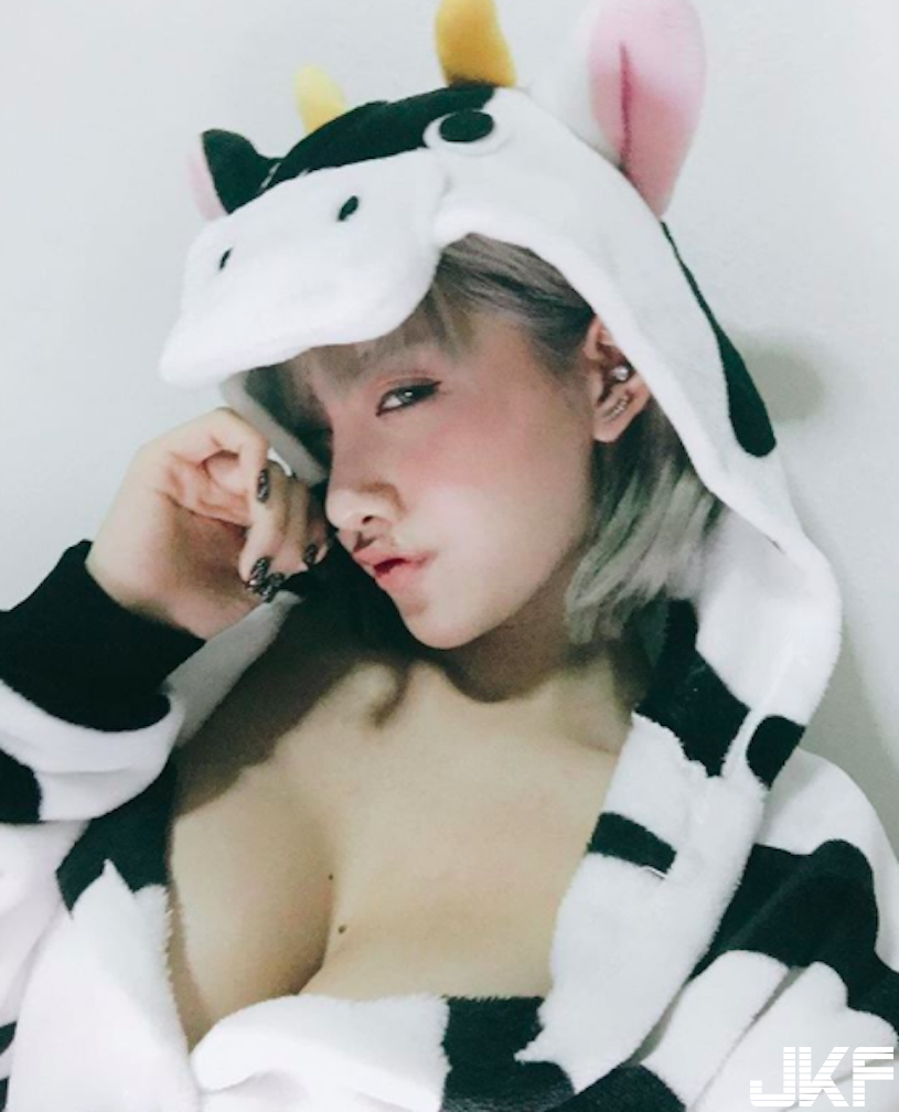 太驚人！正妹「木瓜奶豪乳」果實太過豐碩，突破「透明小肚兜」直接掉出來啦！