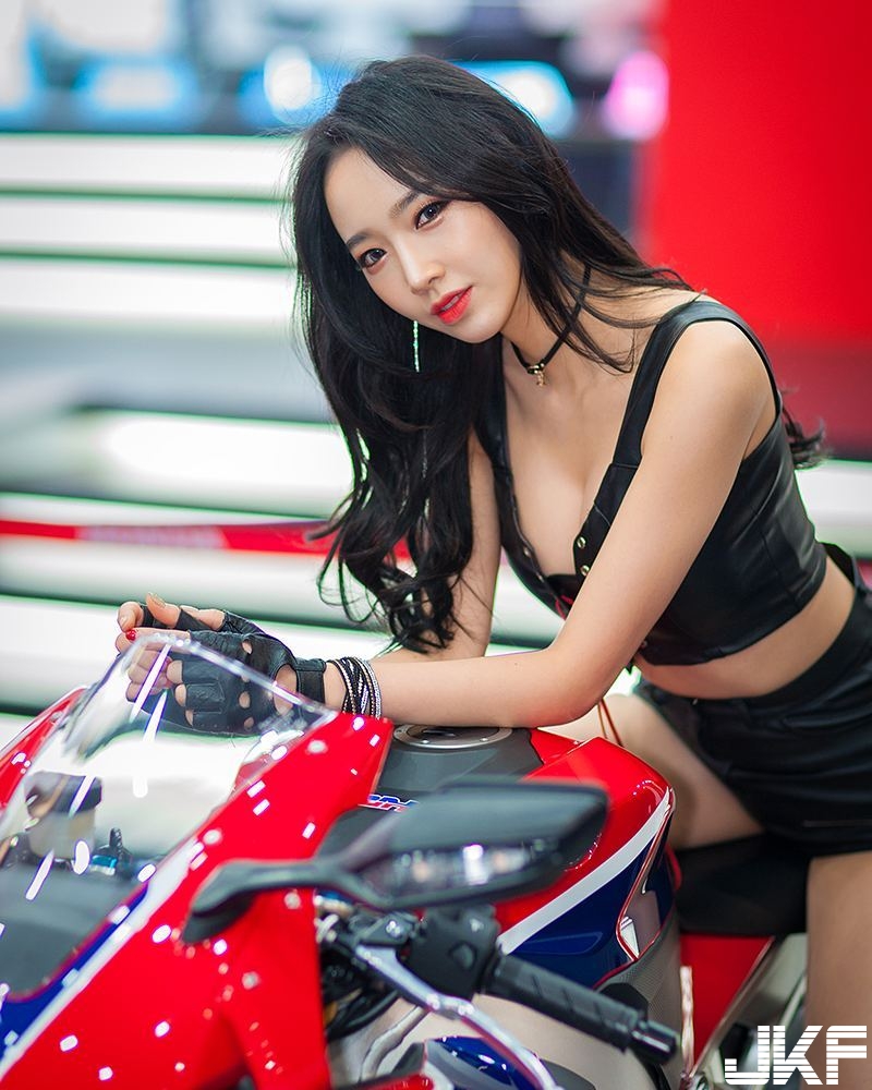 賽車女郎胸前「車頭燈」太亮！滿滿「壓乳畫面」快窒息，讓人忍不住用手打檔