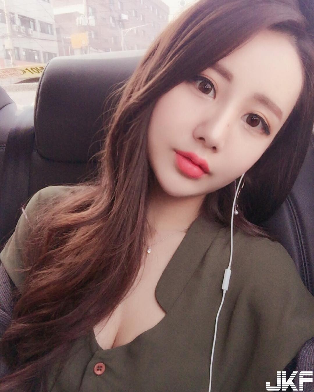 「乳力四射」美少女！爆乳深V快要看不見底…軟呼呼的肉包好美味喔！