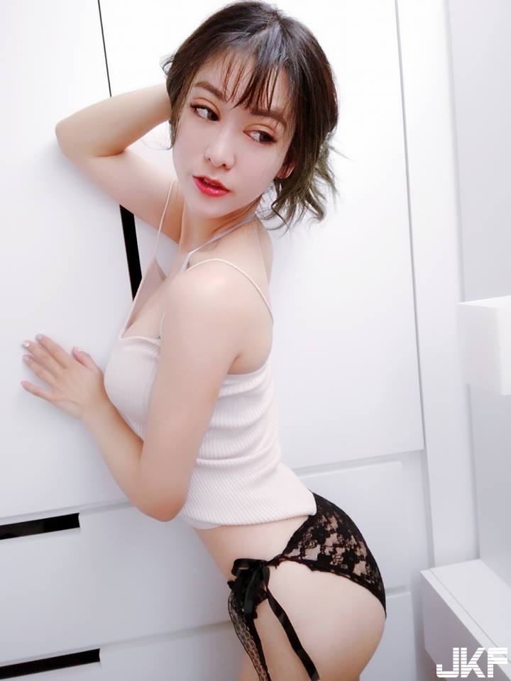 戀愛了！賽車女郎胸前「超深海溝」好兇狠！「電眼甜心」連車頭燈都不停放電！