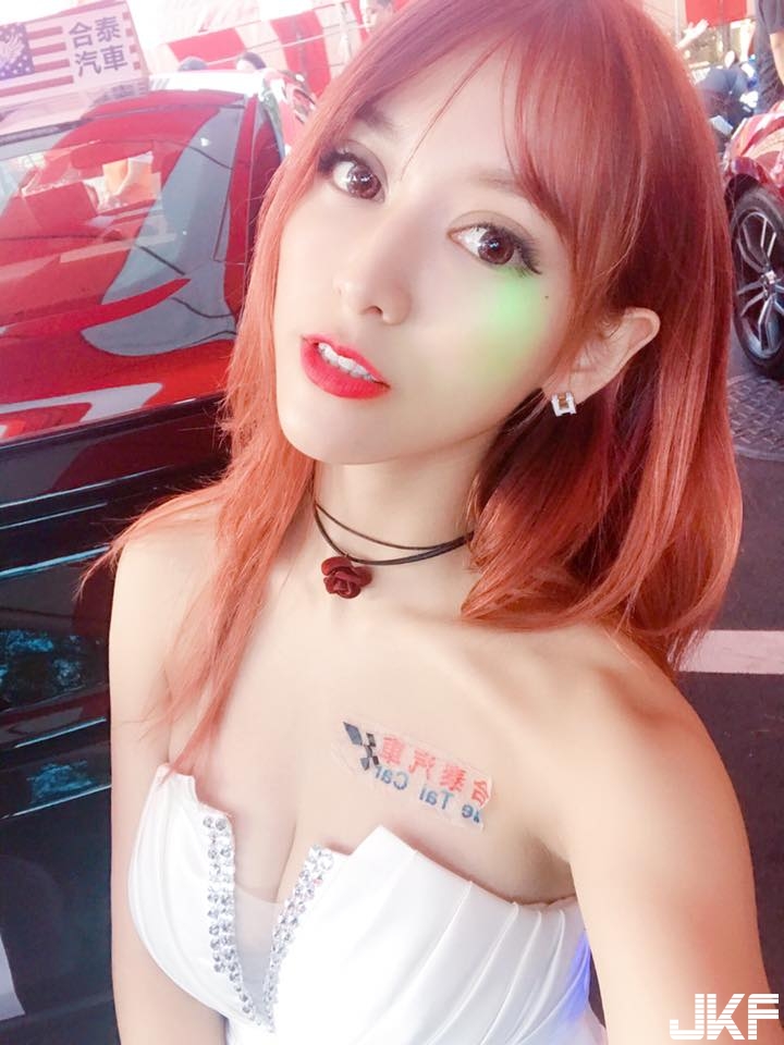 戀愛了！賽車女郎胸前「超深海溝」好兇狠！「電眼甜心」連車頭燈都不停放電！