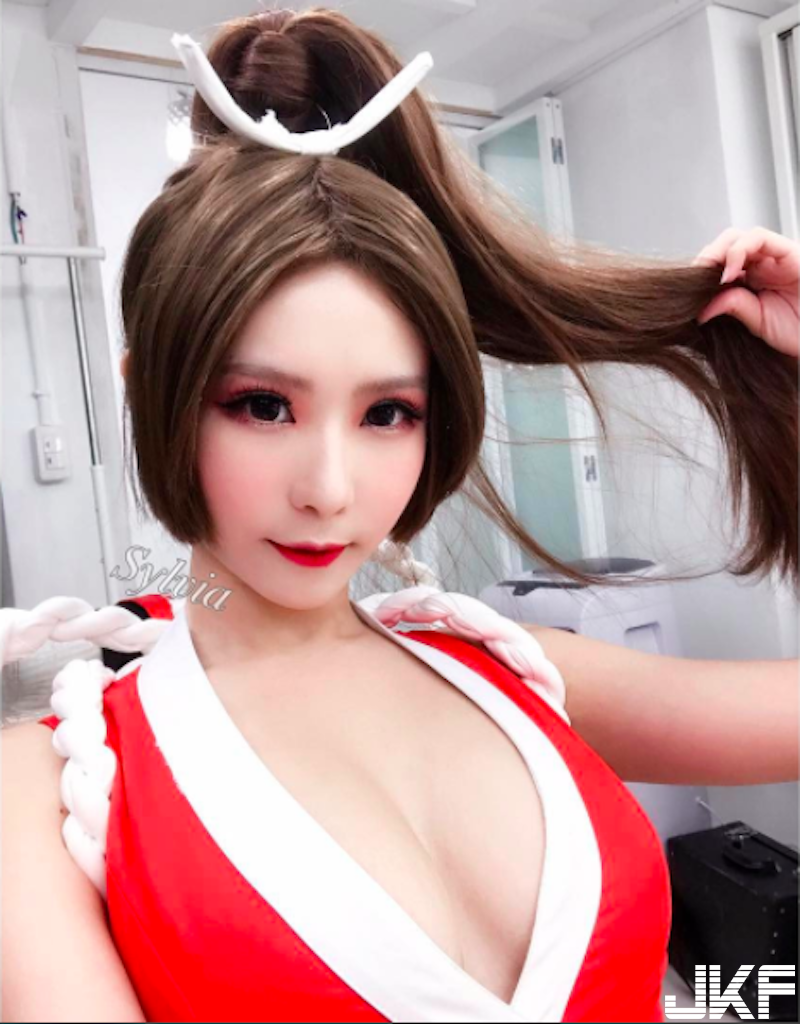 「白衣奶妹」上山踏青！F級的「渾圓美乳」出來透氣！野外最美的風景啊！