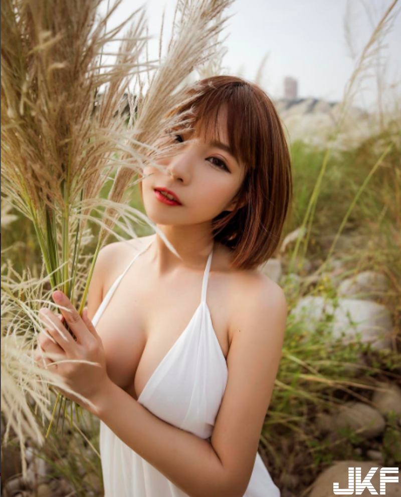 「白衣奶妹」上山踏青！F級的「渾圓美乳」出來透氣！野外最美的風景啊！