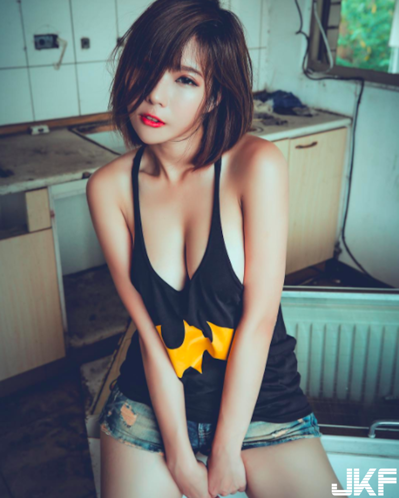 「白衣奶妹」上山踏青！F級的「渾圓美乳」出來透氣！野外最美的風景啊！
