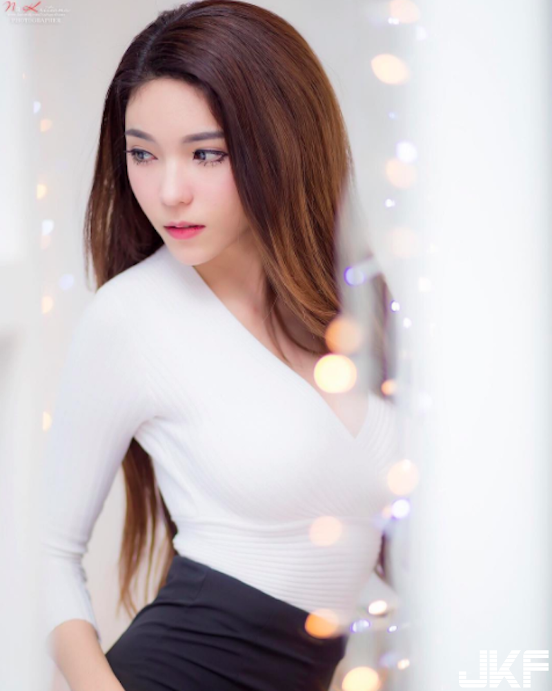 高顏值「爆奶制服妹」！前凸後翹好身材！制服鈕扣都快繃開了啊！