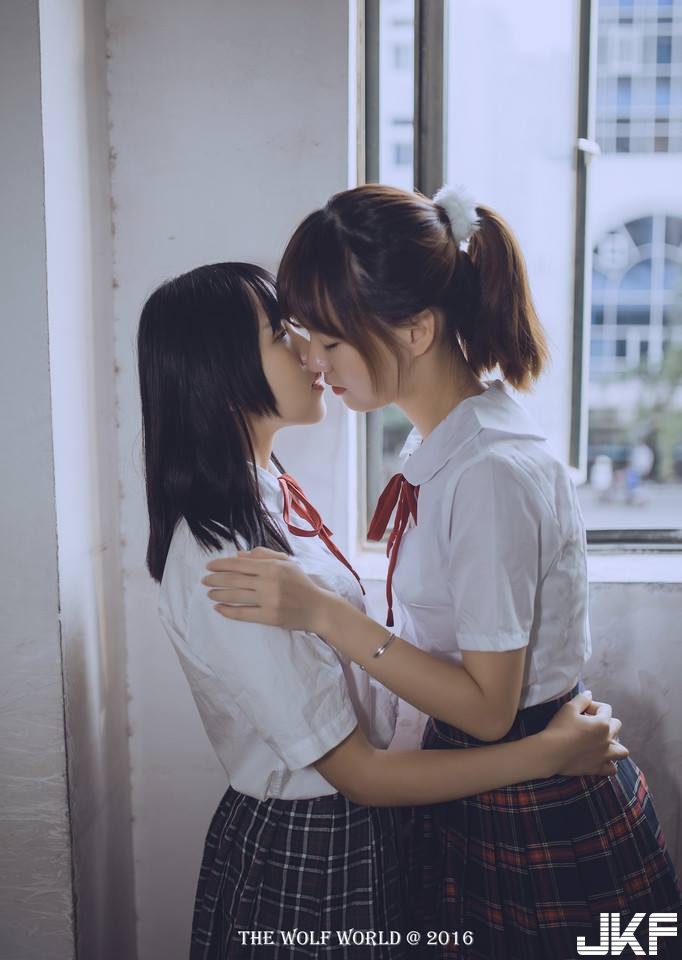 極上百合戀！兩個「JK學生妹」在教室裡互相探索羞澀的「青春肉體」！