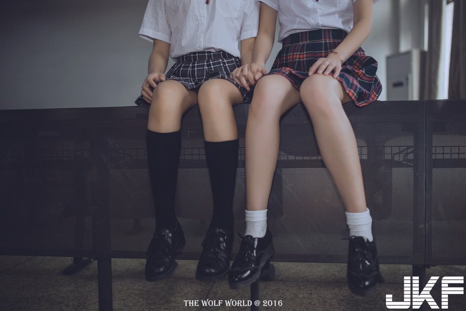 極上百合戀！兩個「JK學生妹」在教室裡互相探索羞澀的「青春肉體」！