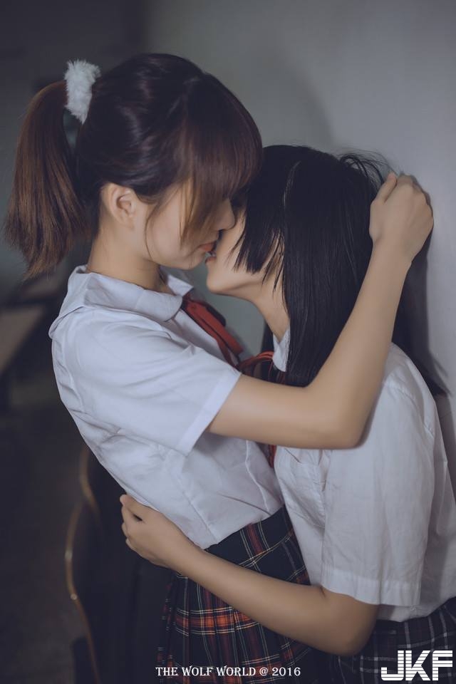 極上百合戀！兩個「JK 學生妹」在教室裡互相探索羞澀的「青春肉體」！