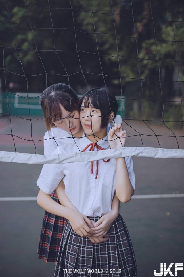 極上百合戀！兩個「JK學生妹」在教室裡互相探索羞澀的「青春肉體」！