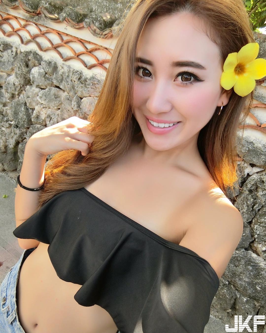身材超火辣「性感瑜珈老師」！標準「倒奶姿勢」超俐落！一片好風光全掉出來…
