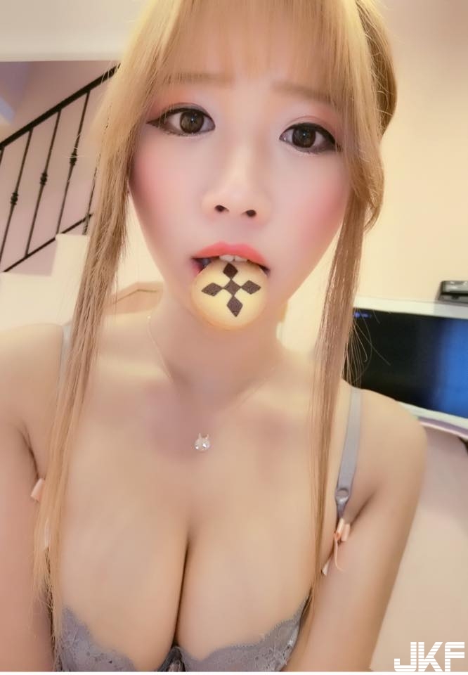 疑？是不是咬錯了！「巨乳正妹」用嘴巴餵你吃餅乾結果叼錯啦！