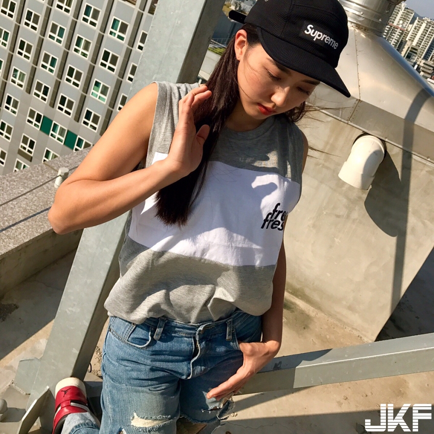 性感妹子貼身短褲露出「逆天美腿」大秀神技，觀眾直盯猛點頭！
