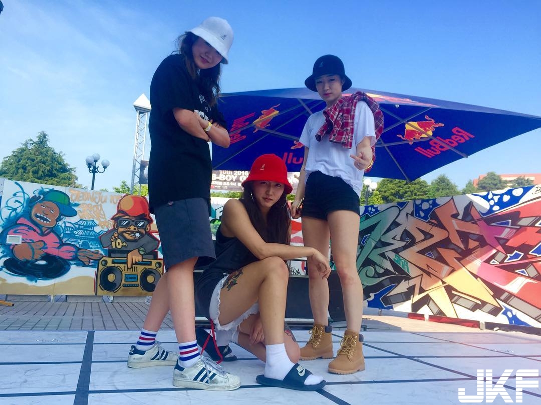 性感妹子貼身短褲露出「逆天美腿」大秀神技，觀眾直盯猛點頭！