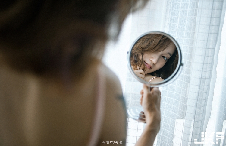 窺視輕熟女的閨房！穿著「性感薄紗」沐浴更衣，享受偷窺的刺激快感！