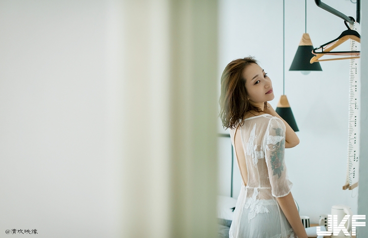 窺視輕熟女的閨房！穿著「性感薄紗」沐浴更衣，享受偷窺的刺激快感！