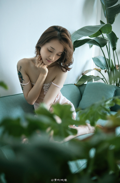 窺視輕熟女的閨房！穿著「性感薄紗」沐浴更衣，享受偷窺的刺激快感！