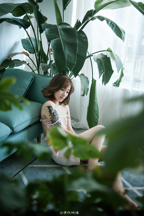 窺視輕熟女的閨房！穿著「性感薄紗」沐浴更衣，享受偷窺的刺激快感！