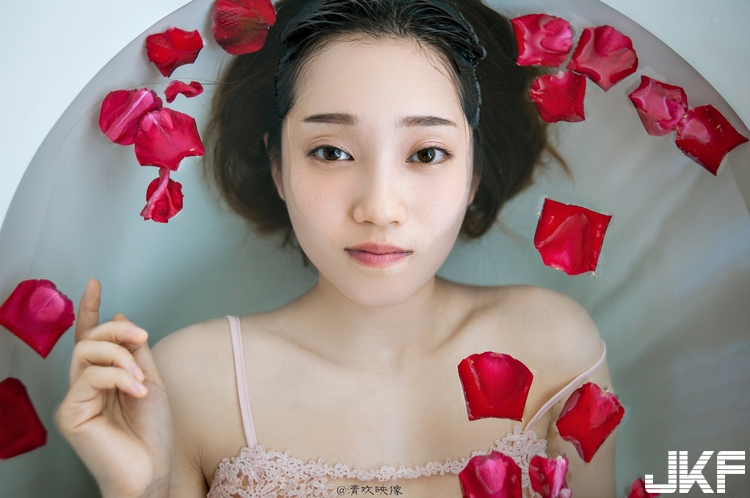 窺視輕熟女的閨房！穿著「性感薄紗」沐浴更衣，享受偷窺的刺激快感！
