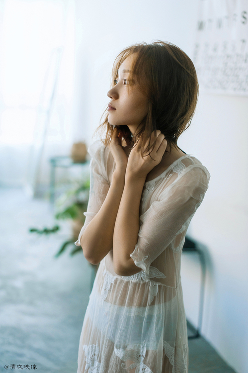 窺視輕熟女的閨房！穿著「性感薄紗」沐浴更衣，享受偷窺的刺激快感！