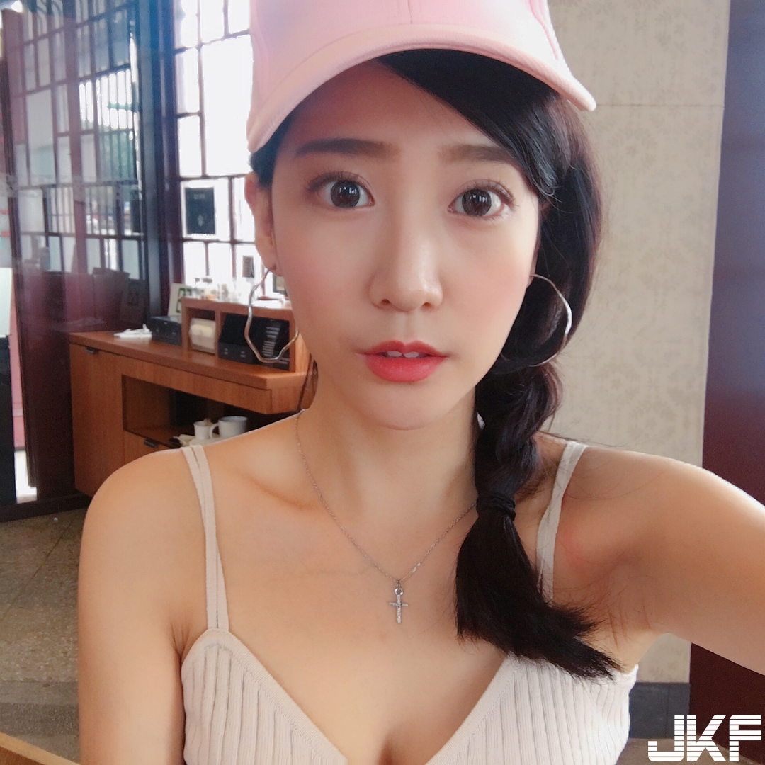 脾氣超兇狠空姐「緊身制服」好身材露餡了！機上服務鈴響不停，乘客都被她融化了！