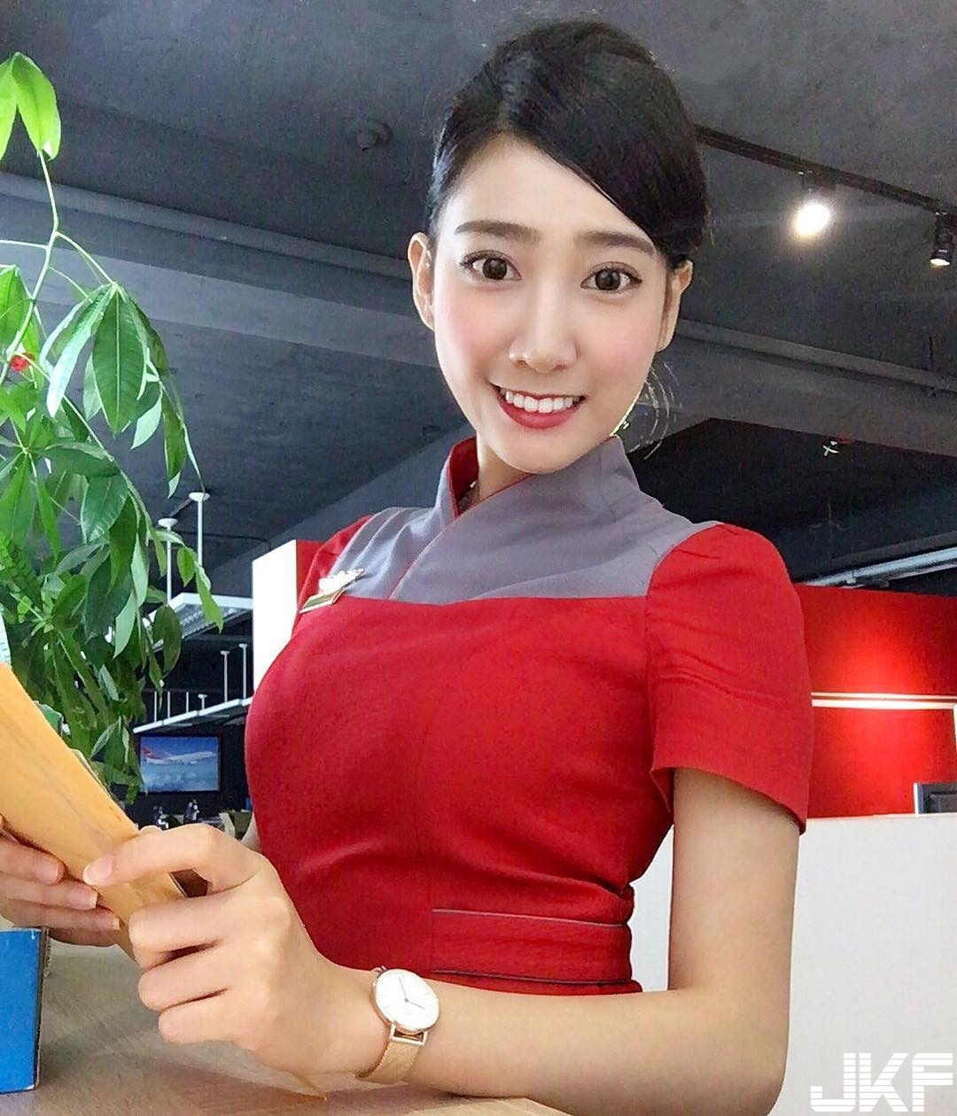 脾氣超兇狠空姐「緊身制服」好身材露餡了！機上服務鈴響不停，乘客都被她融化了！