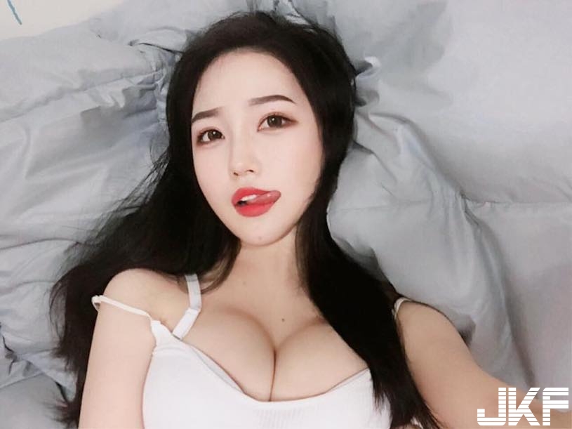 真人版娜美是她！19歲嫩妹胸部大到驚人，隨時都要掉出來啊！