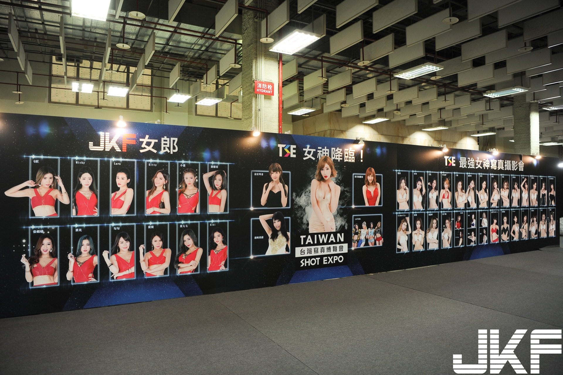 12位兇暴女神都來了！鏤空裝「側面曲線隨你攝」，畫面超火辣嗨翻TSE！
