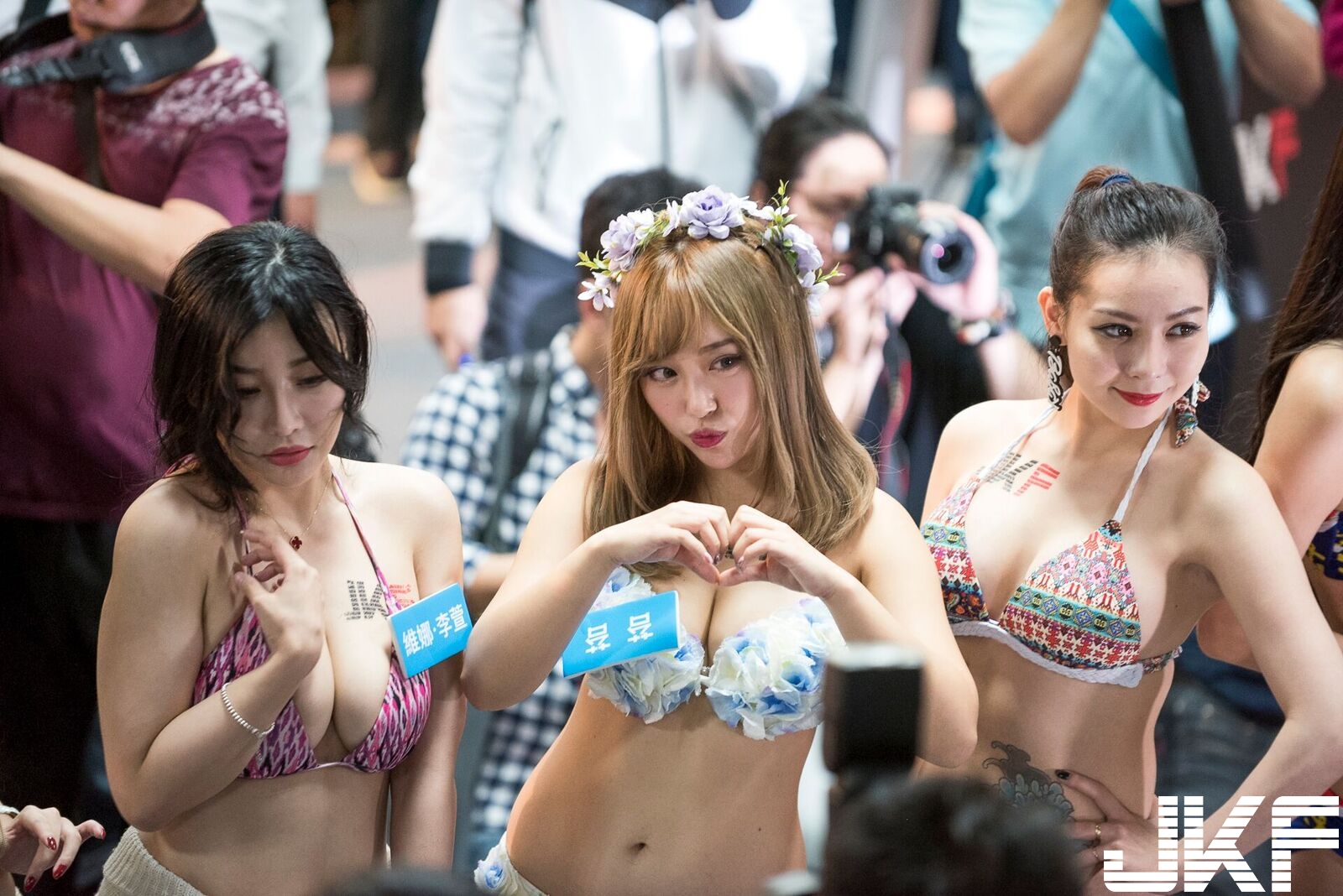 朝聖之路！TSE女神最強美體性感出巡，「乳波連環」掃射現場民眾擠爆！
