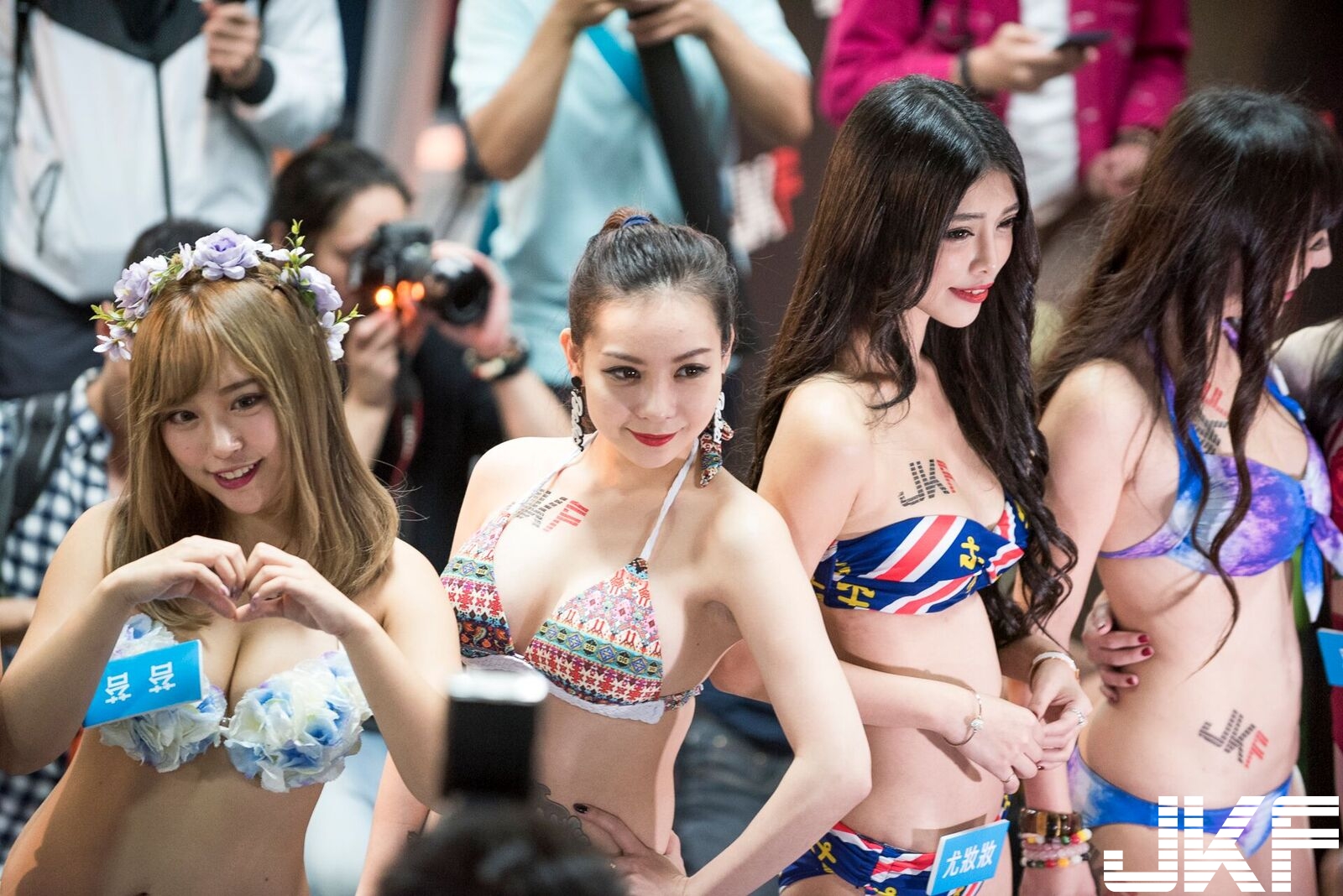 朝聖之路！TSE女神最強美體性感出巡，「乳波連環」掃射現場民眾擠爆！