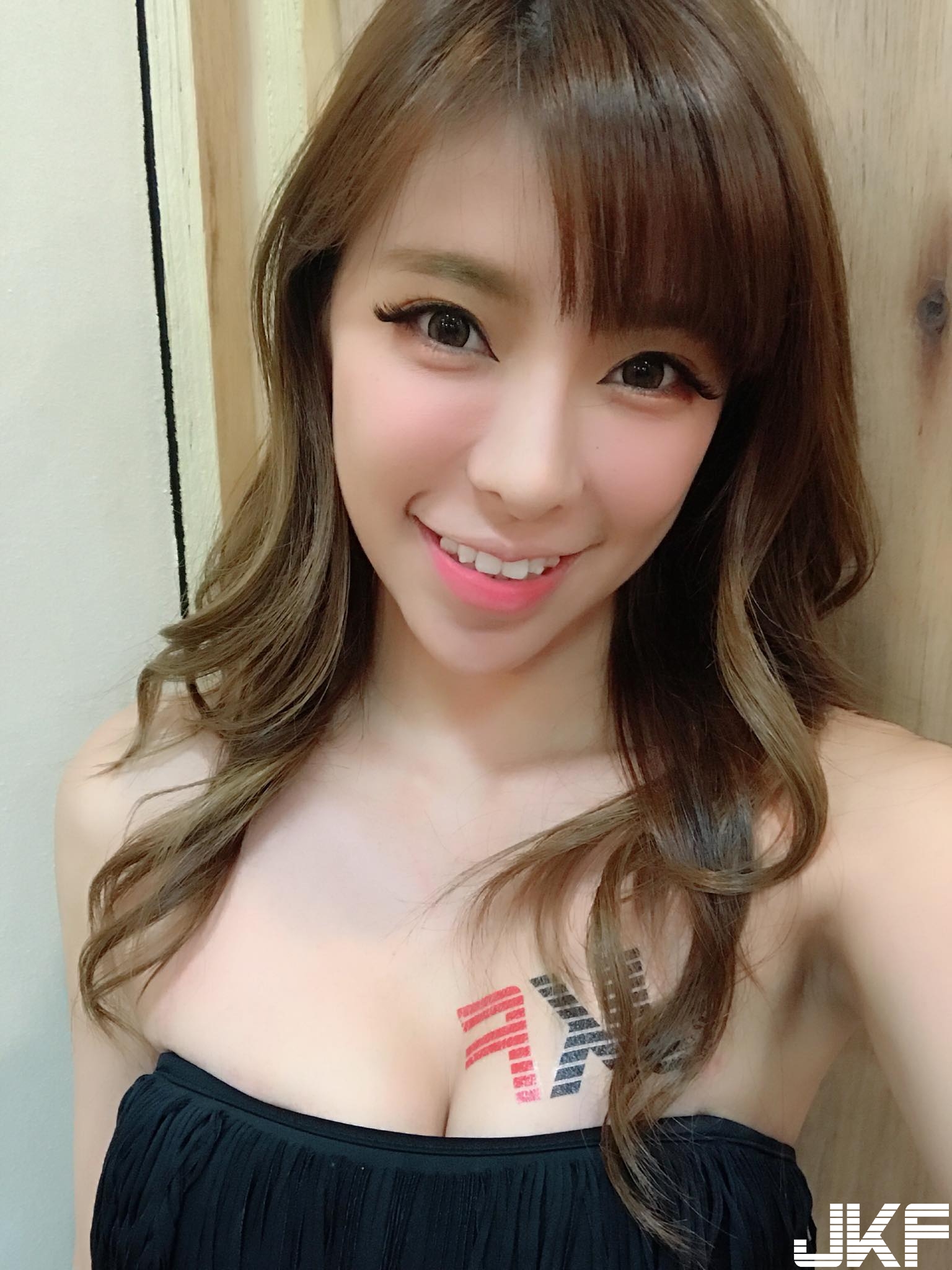 甜美女友系正妹化身「狂野女軍官」！超短熱褲太逼人！長官不要RRR&#8230;