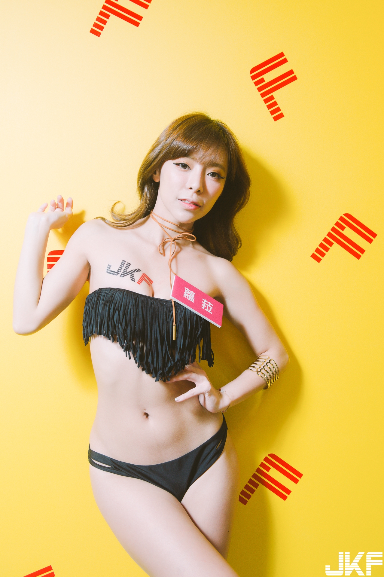 甜美女友系正妹化身「狂野女軍官」！超短熱褲太逼人！長官不要RRR&#8230;