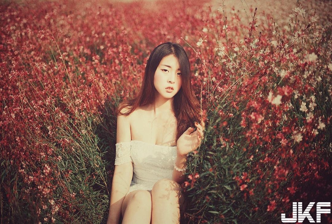好虎！妹子性感睡衣「蜜桃臀」貼身露出，加碼裸身霸氣外露