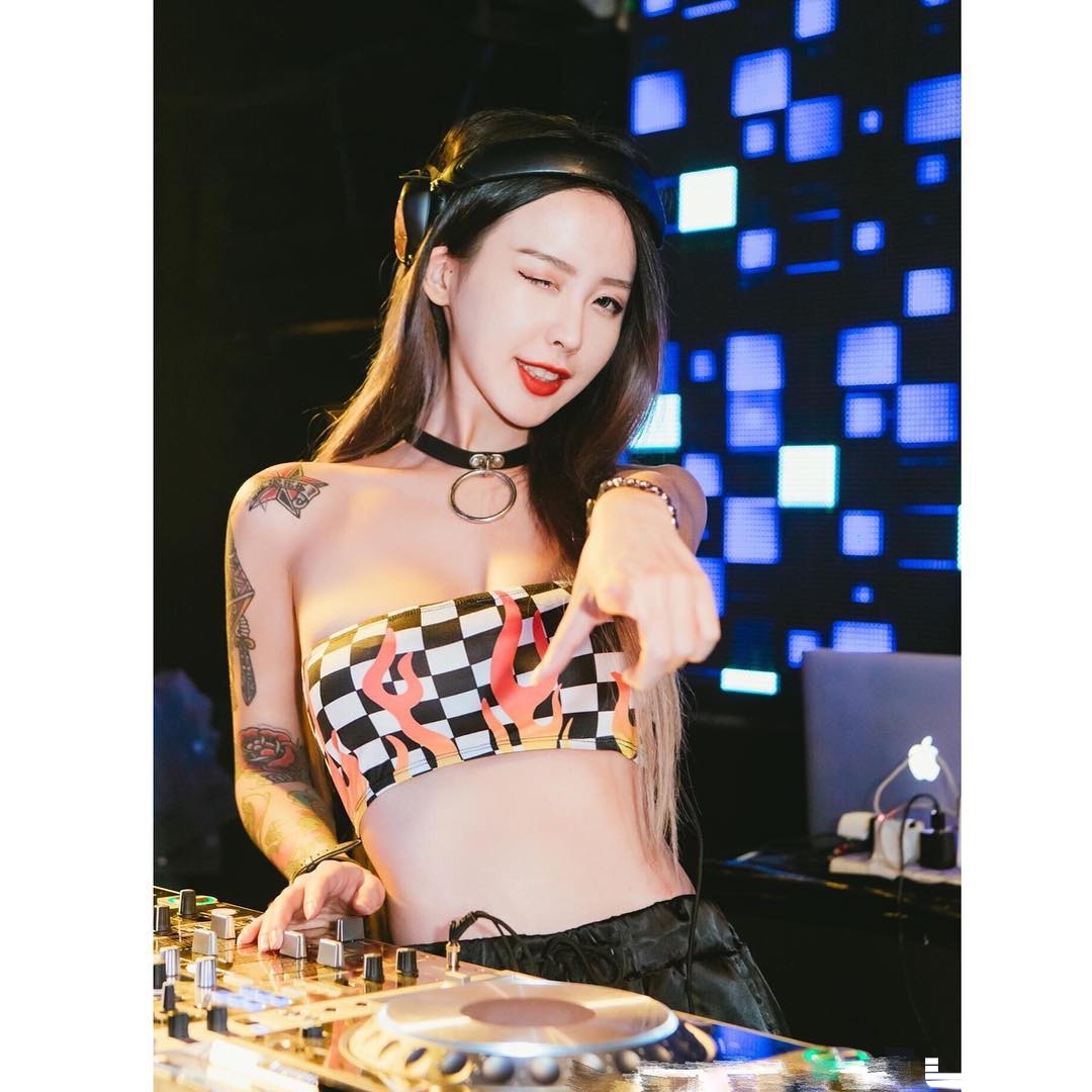 熱了！爆奶女DJ「尺寸震撼」刷爆全場！她一出現場子停不下來…