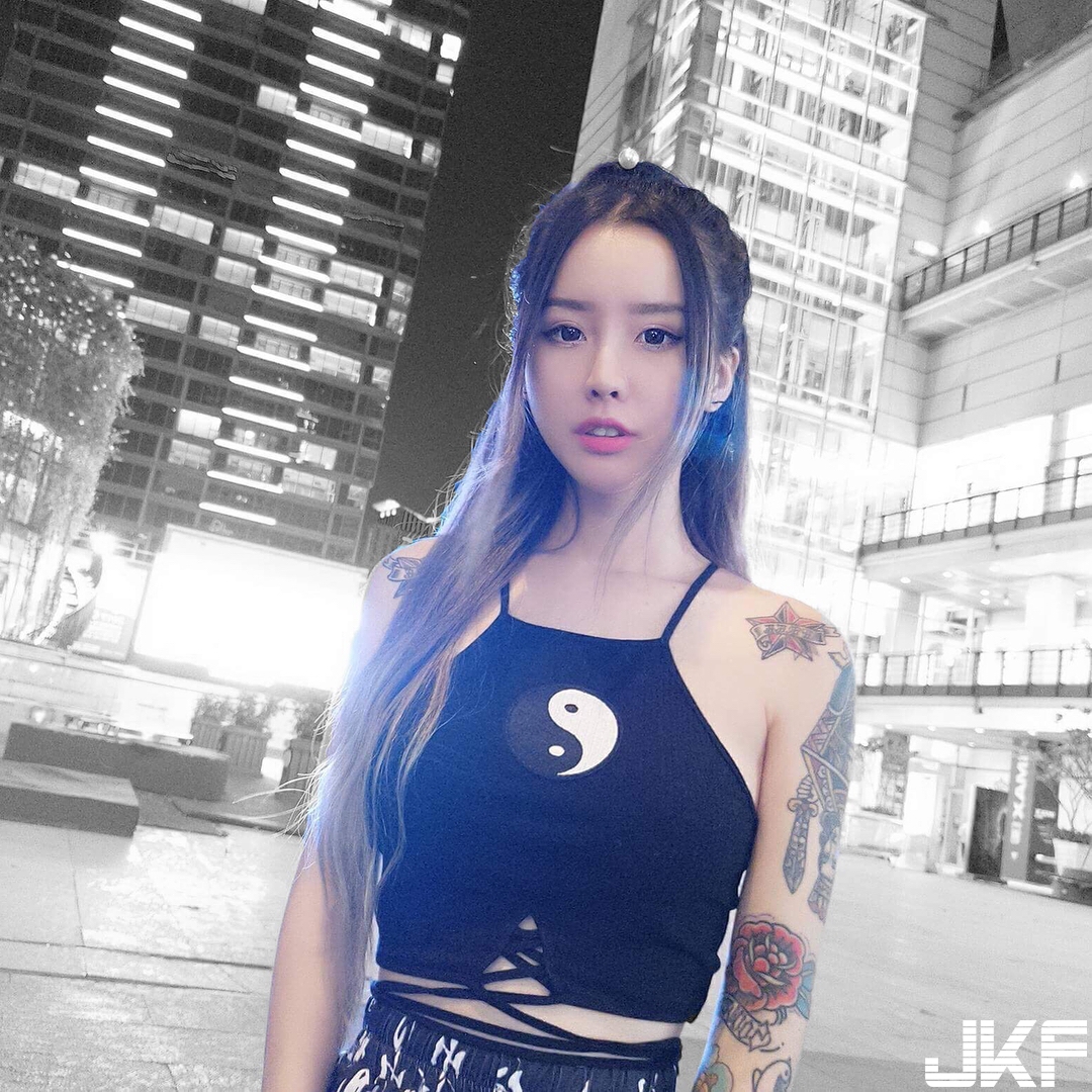 熱了！爆奶女DJ「尺寸震撼」刷爆全場！她一出現場子停不下來…