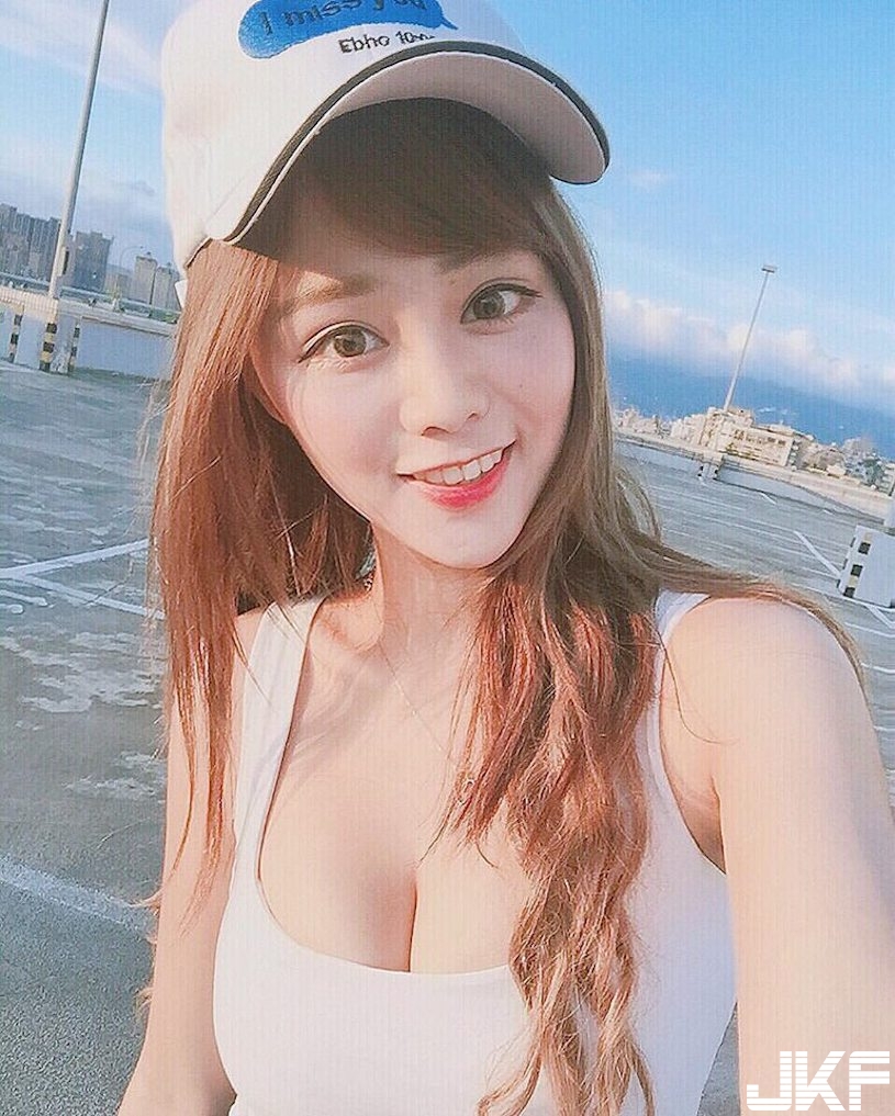 甜美正妹暗藏「火辣兇器」，無辜大眼盯著你看，「雪白美乳」讓人好受不了！