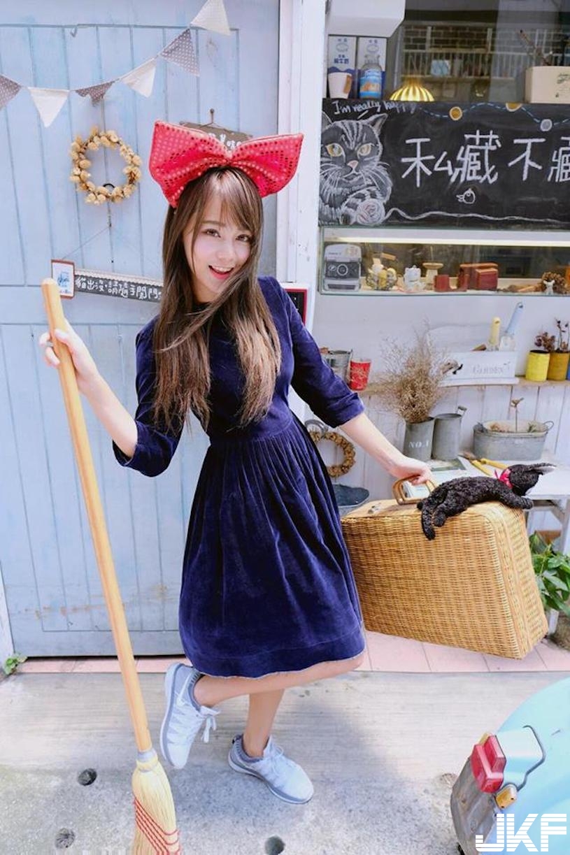 甜美正妹暗藏「火辣兇器」，無辜大眼盯著你看，「雪白美乳」讓人好受不了！