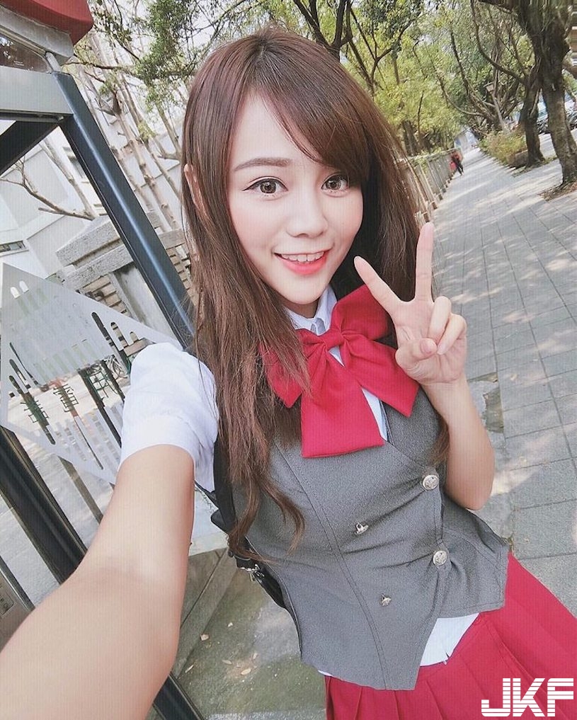 甜美正妹暗藏「火辣兇器」，無辜大眼盯著你看，「雪白美乳」讓人好受不了！