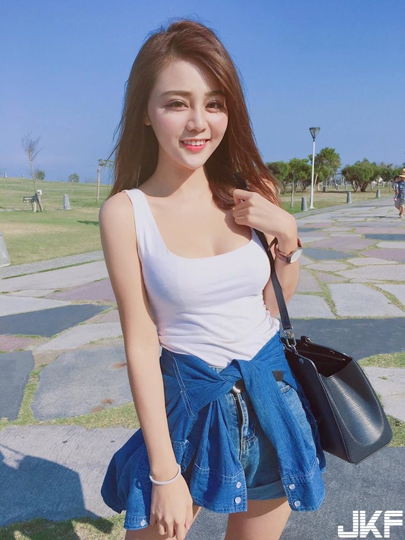 甜美正妹暗藏「火辣兇器」，無辜大眼盯著你看，「雪白美乳」讓人好受不了！
