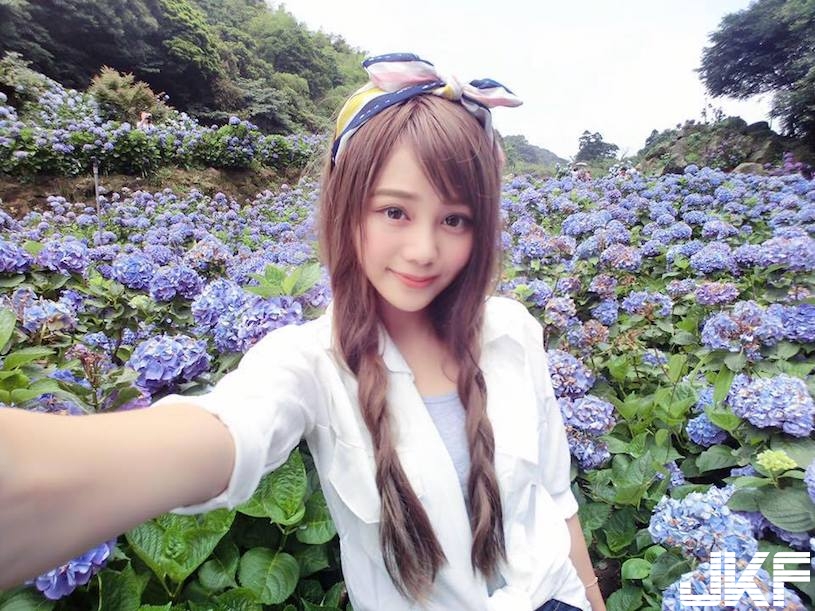 甜美正妹暗藏「火辣兇器」，無辜大眼盯著你看，「雪白美乳」讓人好受不了！