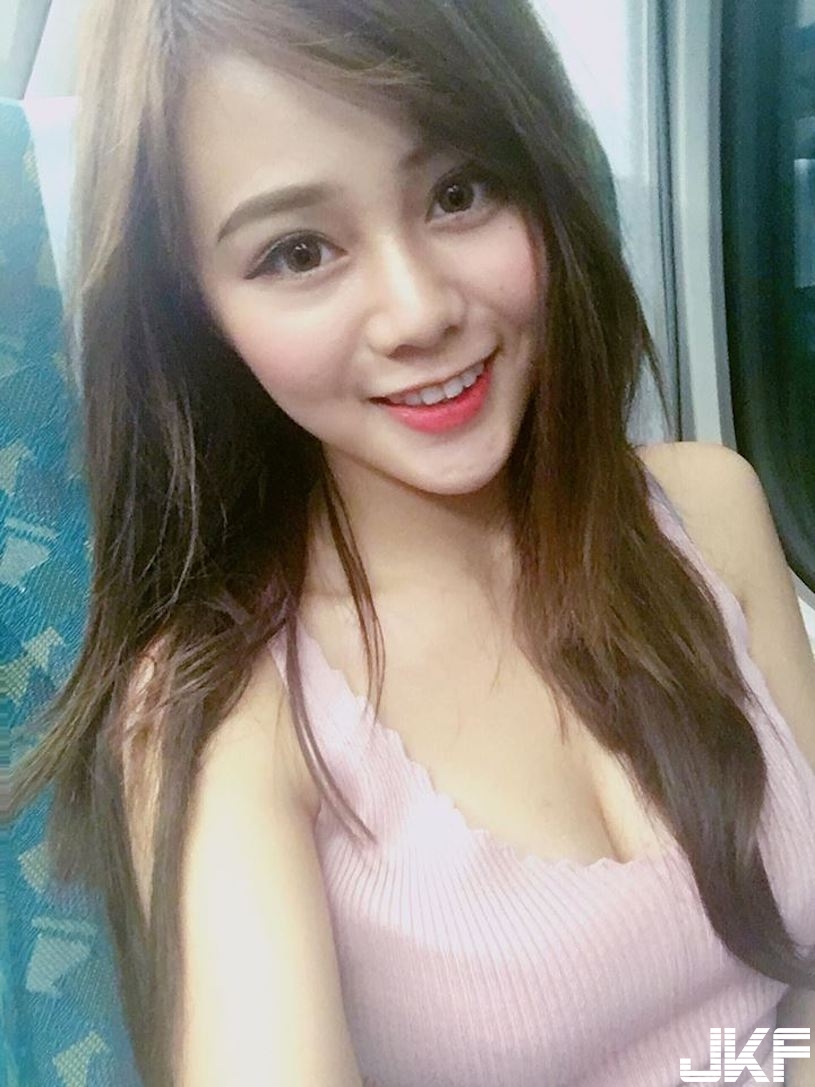 甜美正妹暗藏「火辣兇器」，無辜大眼盯著你看，「雪白美乳」讓人好受不了！