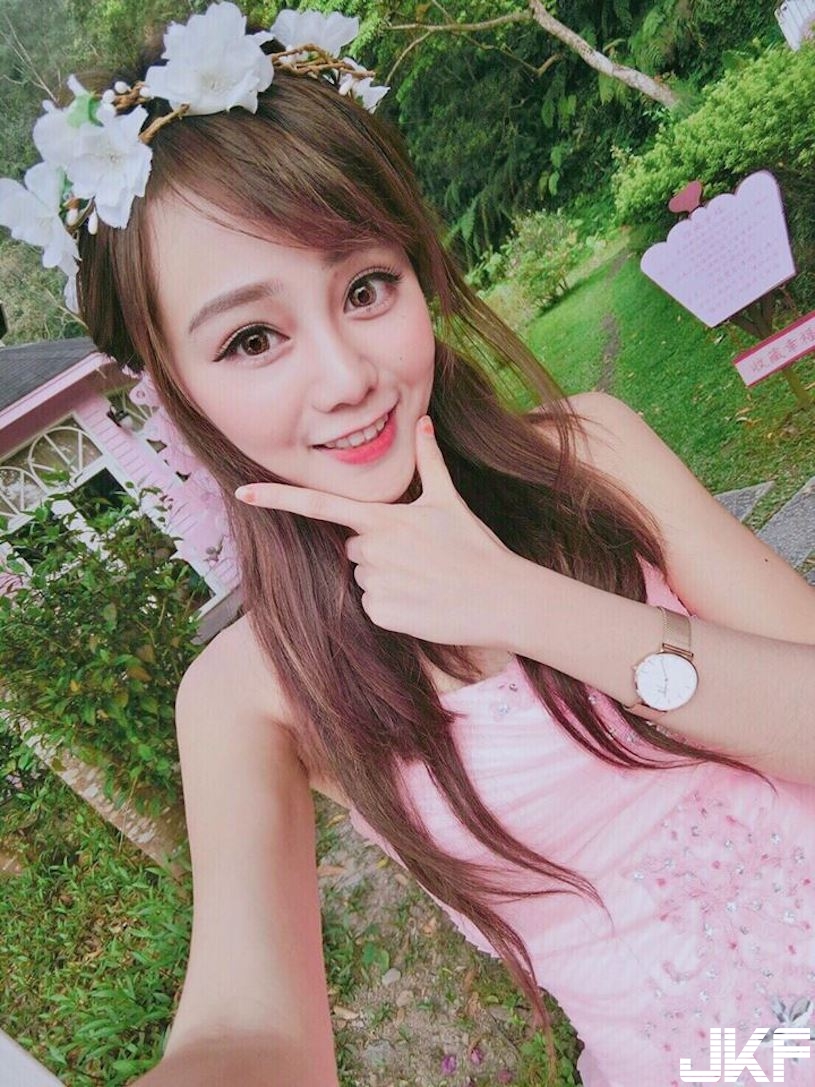 甜美正妹暗藏「火辣兇器」，無辜大眼盯著你看，「雪白美乳」讓人好受不了！