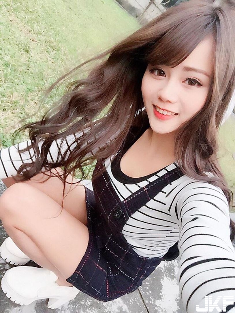 甜美正妹暗藏「火辣兇器」，無辜大眼盯著你看，「雪白美乳」讓人好受不了！