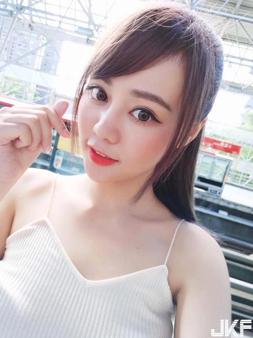 甜美正妹暗藏「火辣兇器」，無辜大眼盯著你看，「雪白美乳」讓人好受不了！