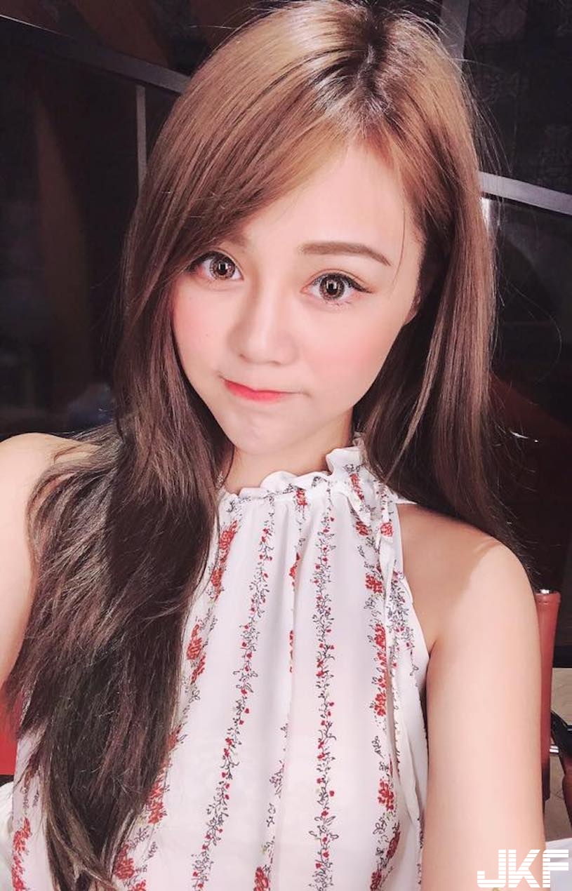 甜美正妹暗藏「火辣兇器」，無辜大眼盯著你看，「雪白美乳」讓人好受不了！