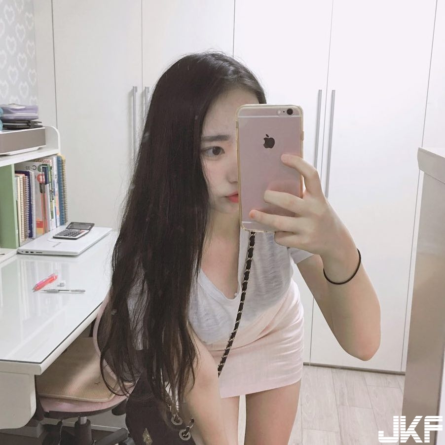 學生妹發育良好！胸前等級已不是普遍級！「兩團肉包」快撐破制服啦…