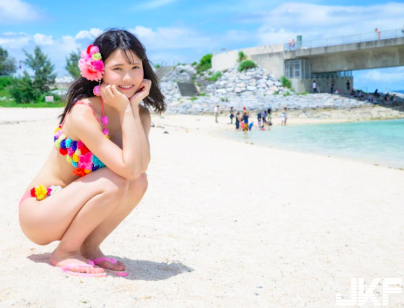 「童顏大奶妹」職業超驚人！上班刷刷碟抖抖奶「乳浪晃不停」！
