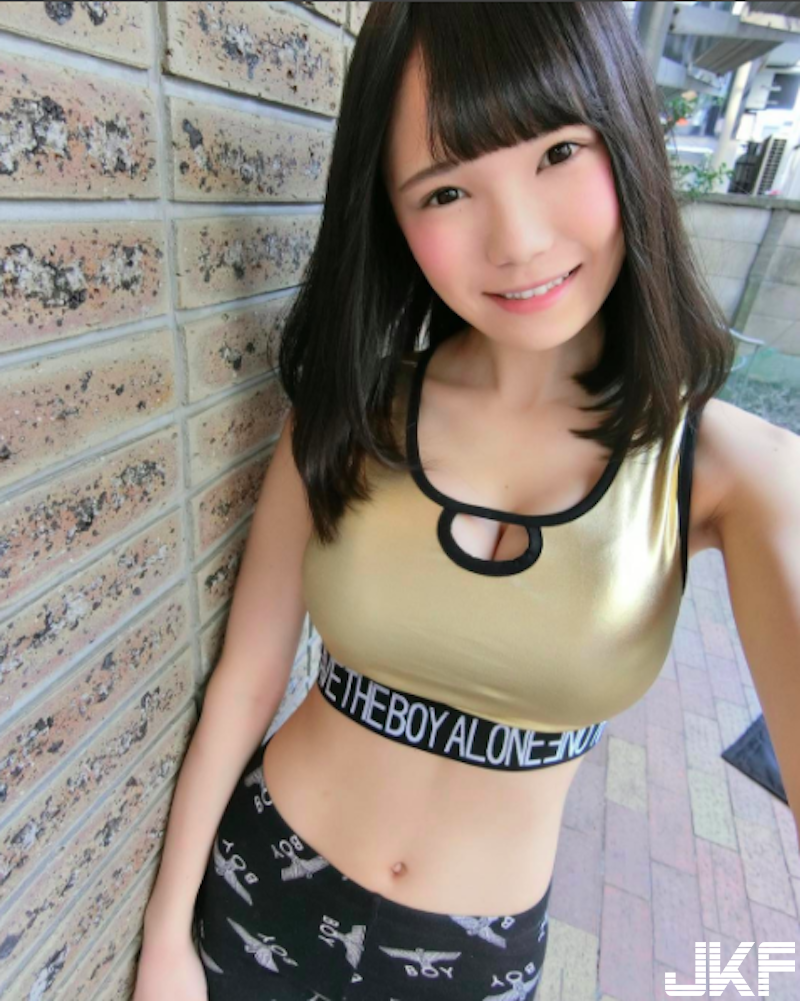 「童顏大奶妹」職業超驚人！上班刷刷碟抖抖奶「乳浪晃不停」！