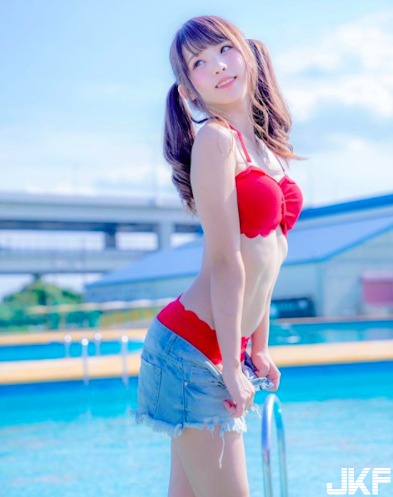 萌萌妹系「白嫩正妹」！超短上衣＋短褲蹲地上太犯規！雪白肌膚全都看見啦！