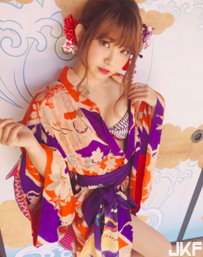 萌萌妹系「白嫩正妹」！超短上衣＋短褲蹲地上太犯規！雪白肌膚全都看見啦！
